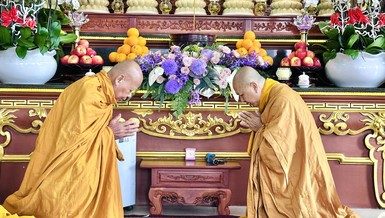 Nhị vị Hòa thượng tác pháp Tự tứ