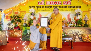 Thượng tọa Thích Thanh Mạnh thay mặt Ban Trị sự tỉnh trao quyết định đến Sư cô Thích nữ Diệu Hường