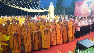 Chư tôn đức và đại biểu dâng hương tưởng niệm chư anh linh liệt sĩ tại Nghĩa trang Đồi 82, tỉnh Tây Ninh