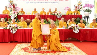 Hòa thượng Thích Trí Minh trao quyết định bổ nhiệm trụ trì đến Đại đức Thích Đức Tín 