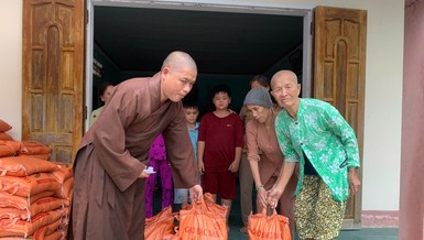 Chùa Minh Giác cùng chùa Thanh Phước trao quà tại xã đảo Nhơn Châu, tỉnh Gia Lai