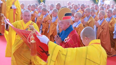 Đại diện Ban Tổ chức cung an chức sự Hội đồng Thập sư Tăng