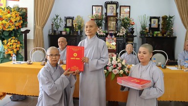 Ni sư Thích nữ Chúc Giác trao quyết định đến tân Trưởng Phân ban Ni giới tỉnh Quảng Ngãi nhiệm kỳ 2022-2027