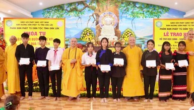 Ban Tổ chức trao học bổng cho học sinh khó khăn