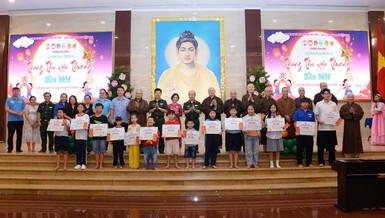 Ban Tổ chức trao quà đến các em học sinh khó khăn, mồ côi trên địa bàn P.Hòa Hưng