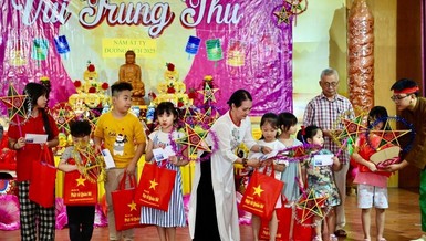 Đêm hội Vui Tết Trung thu tặng quà cho các em nhỏ, tại chùa Quán Sứ