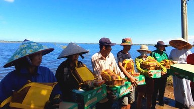 Ni trưởng Thích nữ Tâm Nguyệt, trụ trì chùa Phổ Hiền trao quà đến bà con tại xã Lìa, tỉnh Quảng Trị