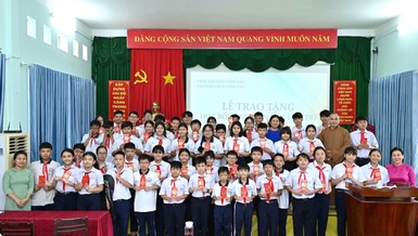 Quỹ Học bổng Khuyến học chùa Liên Trì trao học bổng cho học sinh Trường Trung học Cơ sở Vũng Tàu