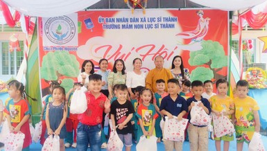 Đại diện chùa Phước Nguyên, Quỹ Khuyến học Hoa Từ Bi trao quà cho thiếu nhi vui Tết Trung thu