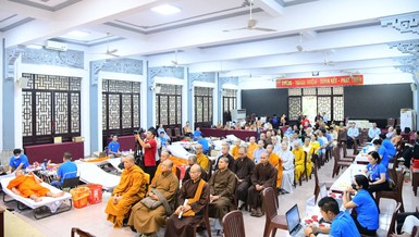 Nhiều Tăng, Ni đến hiến máu nhân đạo lần đầu tiên tổ chức tại Văn phòng II T.Ư - thiền viện Quảng Đức - Ảnh: Quang Tròn