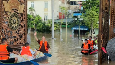 Chư tôn đức chùa Phù Liễn, tỉnh Thái Nguyên vận chuyển hàng hóa cứu trợ bà con vùng bão lũ