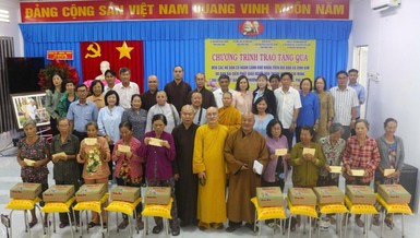 Đoàn Ban Đại diện Phật giáo người Hoa TP.HCM trao quà đến những ia đình khó khăn tại tỉnh Vĩnh Long
