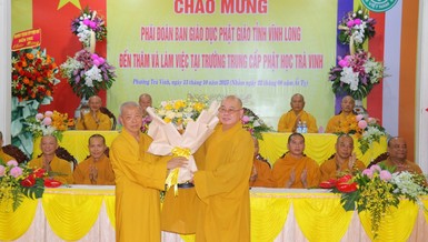 Đoàn đến thăm tại Trường Trung cấp Phật học Trà Vinh