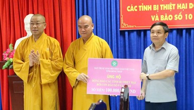 Thượng tọa Thích Tĩnh Triệt trao biển tượng trưng đến ông Phan Văn Thắng, Chủ tịch Ủy ban MTTQVN tỉnh