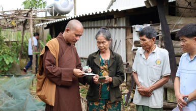 Đại đức Thích Tâm Trường trao hỗ trợ đến các hộ dân bị thiệt hại nặng nề do bão lũ