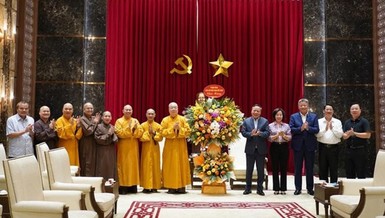 Phái đoàn lãnh đạo Giáo hội tặng hoa chúc mừng đến Thành ủy TP.Hà Nội