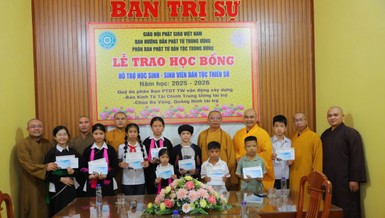 Phân ban Phật tử dân tộc T.Ư phía Bắc, Ban Trị sự GHPGVN tỉnh Lào Cai tặng học bổng cho các em học sinh