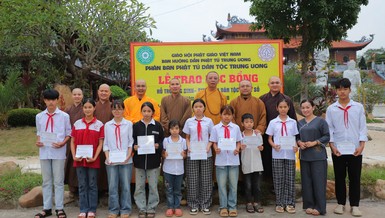 Phân ban Phật tử dân tộc T.Ư đã trao 10 suất học bổng cho học sinh người dân tộc thiểu số tỉnh Lào Cai
