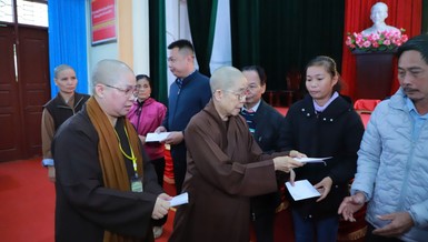 Ni trưởng Thích nữ Nhật Khương trao quà đến bà con vùng bão lũ tỉnh Ninh Bình