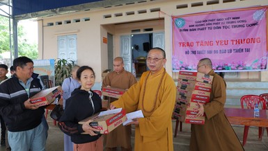 Thượng tọa Thích Quảng Tuấn, Trưởng Phân ban Phật tử dân tộc T.Ư trao quà tại xã Đồng Hỷ, tỉnh Thái Nguyên