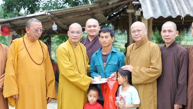 Chư tôn đức Phân ban Phật tử dân tộc T.Ư thăm và trao hỗ trợ đến gia đình đặc biệt khó khăn tại tỉnh Nghệ An