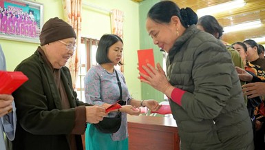 Ni trưởng Thích nữ Từ Nhẫn trao quà đến bà con bị ảnh hưởng bão lũ tại xã Tuấn Sơn