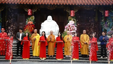 Cắt băng khánh thành chùa Vân La