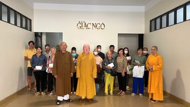 Hòa thượng Thích Tâm Viên, Hòa thượng Thích Duy Trấn trao tiền ủng hộ của bạn đọc đến các bệnh nhân