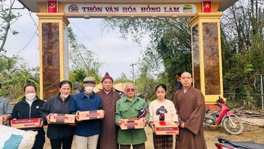 Chư Tăng trong đoàn trao quà đến người dân tỉnh Hà Tĩnh