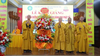 Đại diện Ban Trị sự GHPGVN tỉnh Phú Thọ tặng hoa chúc mừng