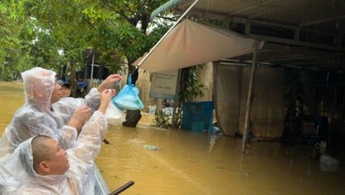 Chư Tăng trao những suất cơm đến cho người dân bị cô lập do nước lũ dâng cao tại TP.Huế