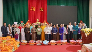 Đoàn từ thiện của Tăng Ni và Phật tử tỉnh Đồng Nai hướng về đồng bào vùng bão lũ tỉnh Thanh Hóa