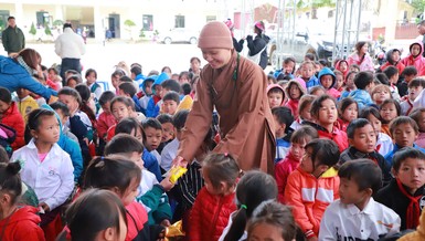 Trao quà cho học sinh tiểu học