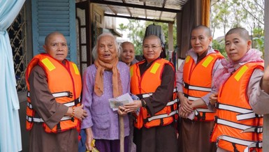Ban Từ thiện xã hội GHPGVN tỉnh Đồng Nai trao quà đến những hoàn cảnh khó khăn do ảnh hưởng lũ lụt tại làng La Vân Hạ, xã Quảng Điền