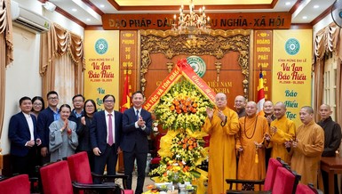 Phái đoàn Ban Tôn giáo Chính phủ trao hoa chúc mừng 44 năm ngày thành lập GHPGVN (7-11-1981 - 7-1-2025)