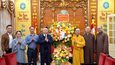 Ông Phan Vũ tặng hoa chúc mừng chư tôn đức lãnh đạo GHPGVN nhân Kỷ niệm 44 năm thành lập GHPGVN