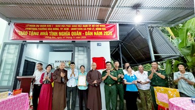 Đại diện các đơn vị bàn giao nhà đến gia đình bà Thái Thị Thủy, cư ngụ tại ấp 1, xã Phủ Lý 