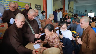 Chư Ni các tự viện TP.HCM, tỉnh Đồng Nai trao quà đến bà con khó khăn tại TP.Đà Nẵng