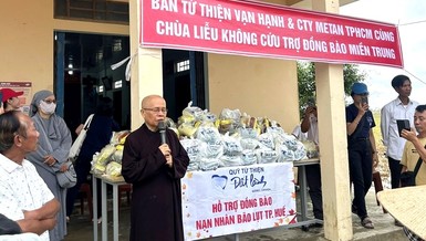 Hòa thượng Thích Chơn Nguyên động viên bà con sớm vượt qua khó khăn