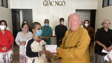 Hòa thượng Thích Duy Trấn trao tiền của bạn đọc ủng hộ bệnh nhân nghèo, tại tòa soạn Báo Giác Ngộ