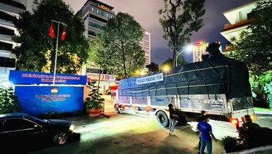 Những chuyến xe tải chở hàng hóa cứu trợ đến đồng bào miền Trung