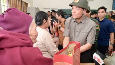 Bí thư Thành ủy TP.HCM Trần Lưu Quang thăm hỏi bà con vùng bão lũ tỉnh Khánh Hòa