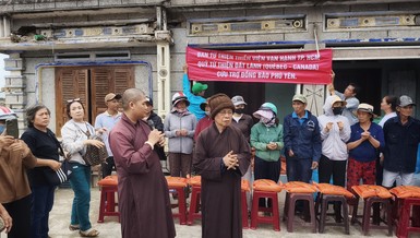 Hòa thượng Thích Chơn Nguyên động viên bà con vượt qua khó khăn sau bão lũ