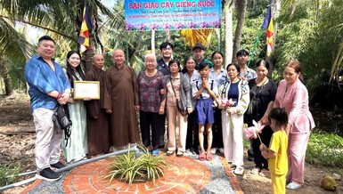 Đoàn thiện nguyện bàn giao giếng khoan cho người dân, trị giá 43 triệu đồng cho chùa Tân Giác (tỉnh Cà Mau)