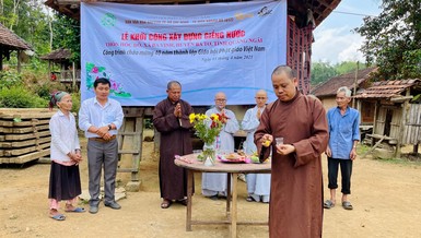 Đại đức Thích Chí Giác Thông thực hiện nghi thức sái tịnh tại lễ khởi công xây dựng giếng nước dân sinh cho bà con miền núi tại huyện Ba Tơ, tỉnh Quảng Ngãi