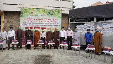 Ban Văn hóa GHPGVN TP.HCM trao các phần quà tại chùa Thiên Minh