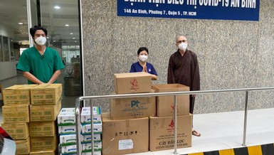 Đại đức Thích Thông Chấn trao tặng vật tư y tế đến bệnh viện 