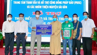 Trung tâm Tham vấn và Hỗ trợ Cộng đồng Pháp Bảo trao thiết bị y tế tới ông Trần Hoài Đảo, Phó Giám đốc Sở Y tế Bạc Liêu - Ảnh: PB