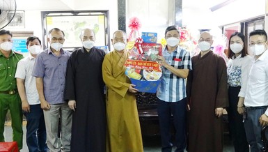 Công an quận 5 chúc mừng Xuân đến chư tôn đức quận 5 và Phật giáo người Hoa