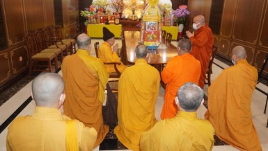 Đảnh lễ khánh tuế đến Hòa thượng Thích Đức Nghiệp tại chùa Vĩnh Nghiêm